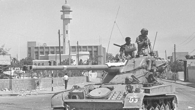 Een Israëlische tank patrouilleert tijdens de Zesdaagse Oorlog nabij een moskee.