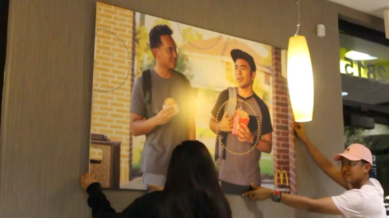 Beeld uit video: Bekijk hoe de McDonalds-poster werd opgehangen