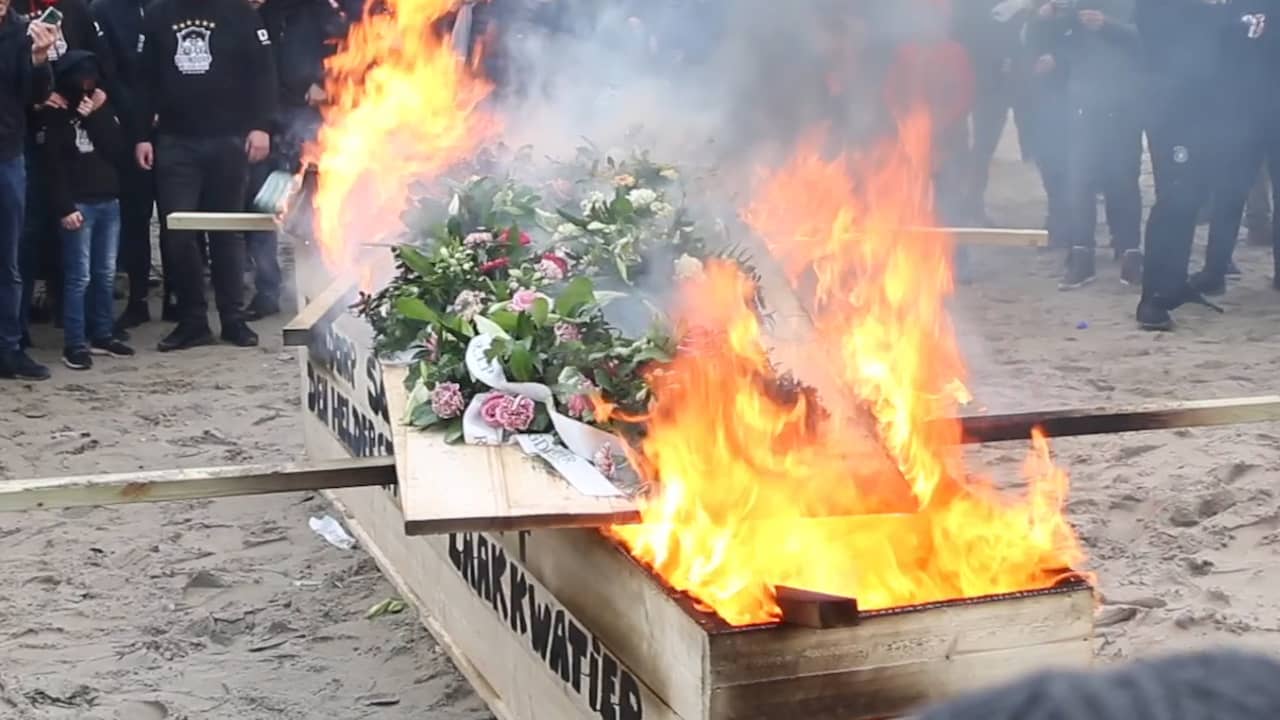 Beeld uit video: Vreugdevuren herdacht met 'crematie' in Duindorp