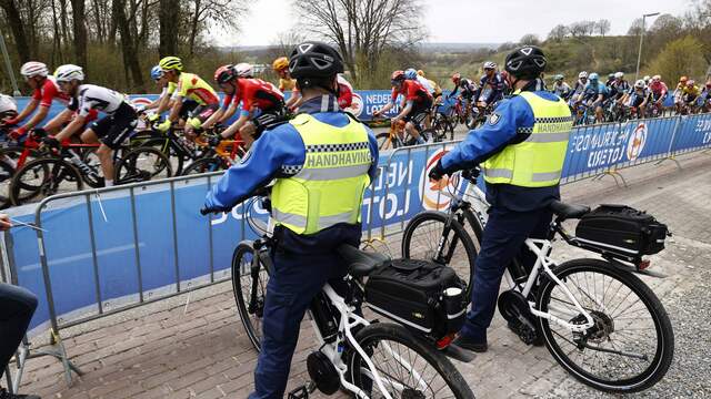 handhavers en vrijwilligers hielden het publiek weg bij de koers.