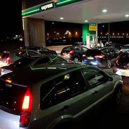 Video | Spotgoedkope benzine leidt tot topdrukte bij Gelders tankstation