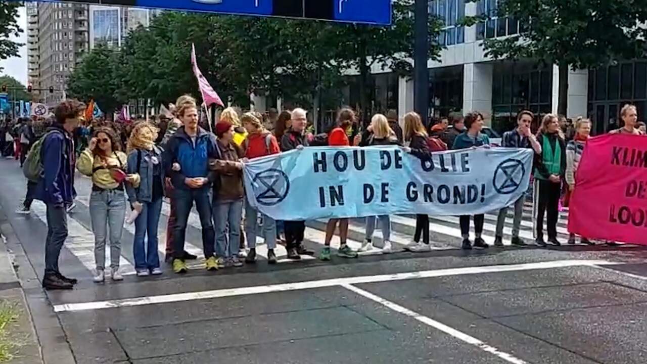 Beeld uit video: Extinction Rebellion demonstreert voor Shell-kantoor in Rotterdam