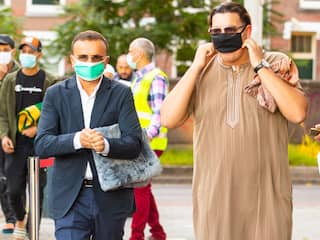 Voorlopig geen boete voor niet dragen mondkapje in Amsterdam en Rotterdam