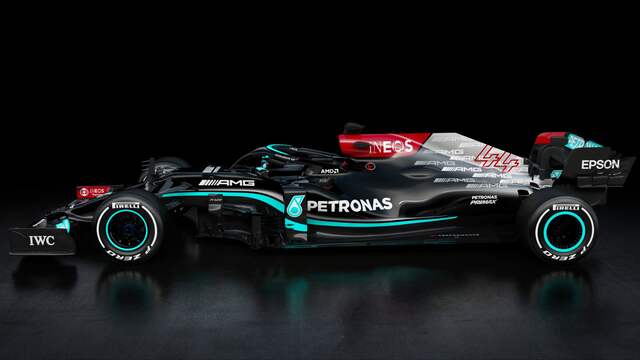 Zijaanzicht van de Mercedes W12, die minder zwart is dan in 2020.