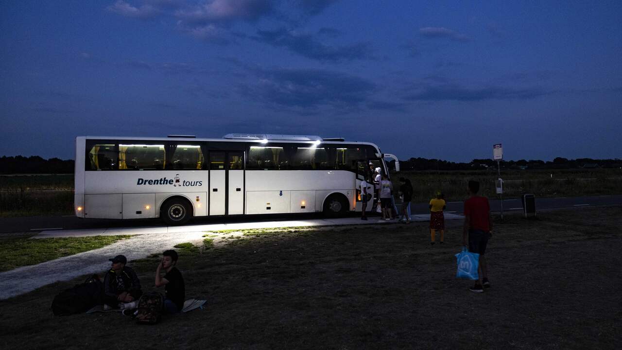 Het COA heeft de hele dag geprobeerd elders opvang te regelen. Dat lukte niet: slechts een enkele bus kon tientallen asielzoekers meenemen.