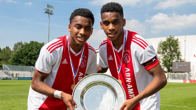 Quinten (links) en Jurriën Timber poseren met de schaal na een kampioenschap in de jeugd.