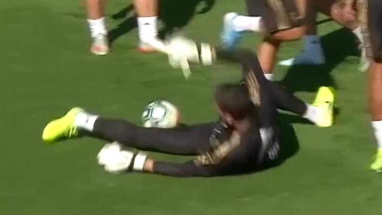 Courtois gaat knullig onderuit bij rondo op Real Madrid-training