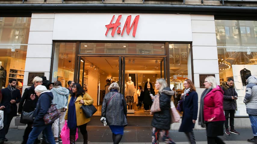 Verkoopcijfers H&M door coronacrisis bijna gehalveerd in maart