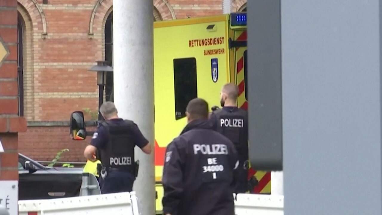 Beeld uit video: Navalny arriveert onder politiebegeleiding bij ziekenhuis in Berlijn