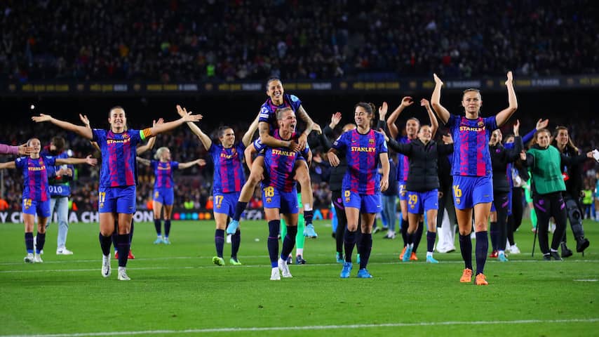 Vrouwen FC Barcelona spelen voor recordaantal fans in Camp Nou