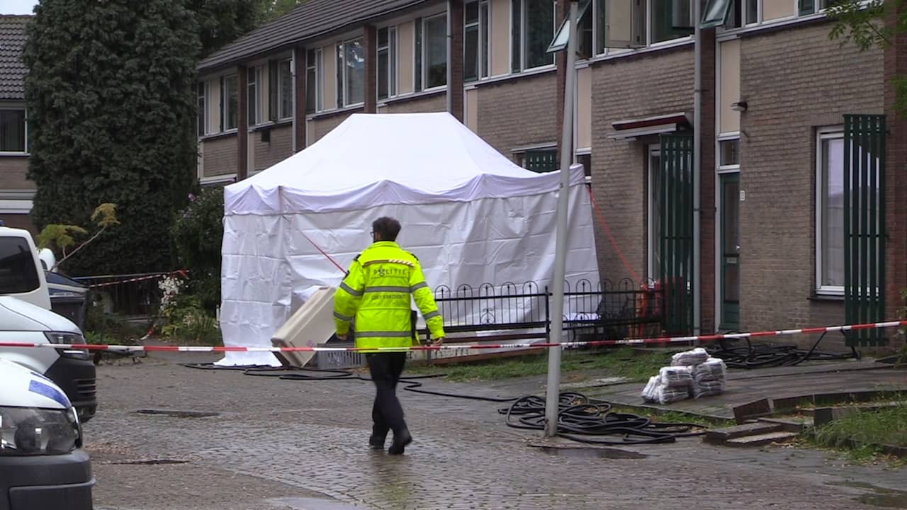 Beeld uit video: Politie doet forensisch onderzoek in woning Papendrecht