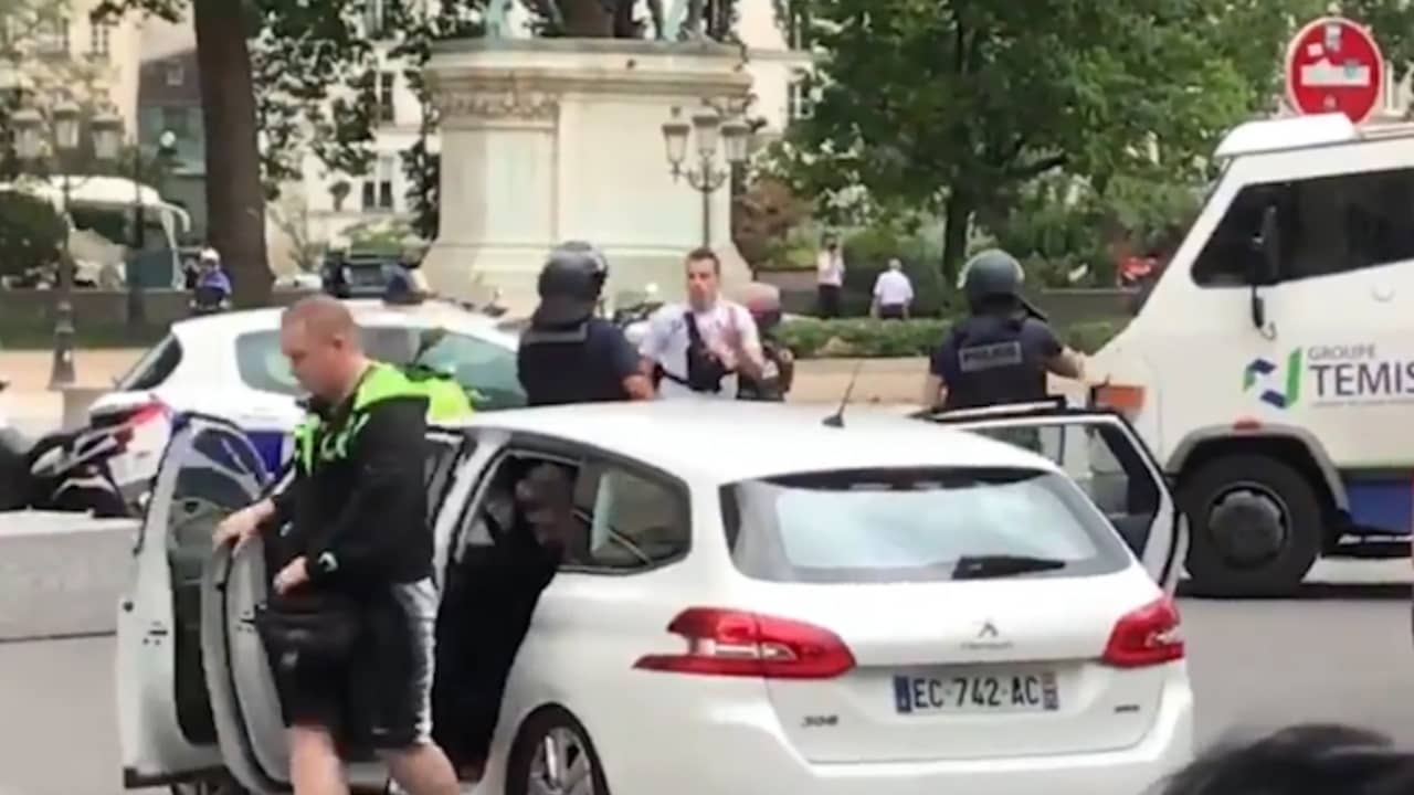 Beeld uit video: Franse politie zet omgeving Notre-Dame af na aanval van man met hamer
