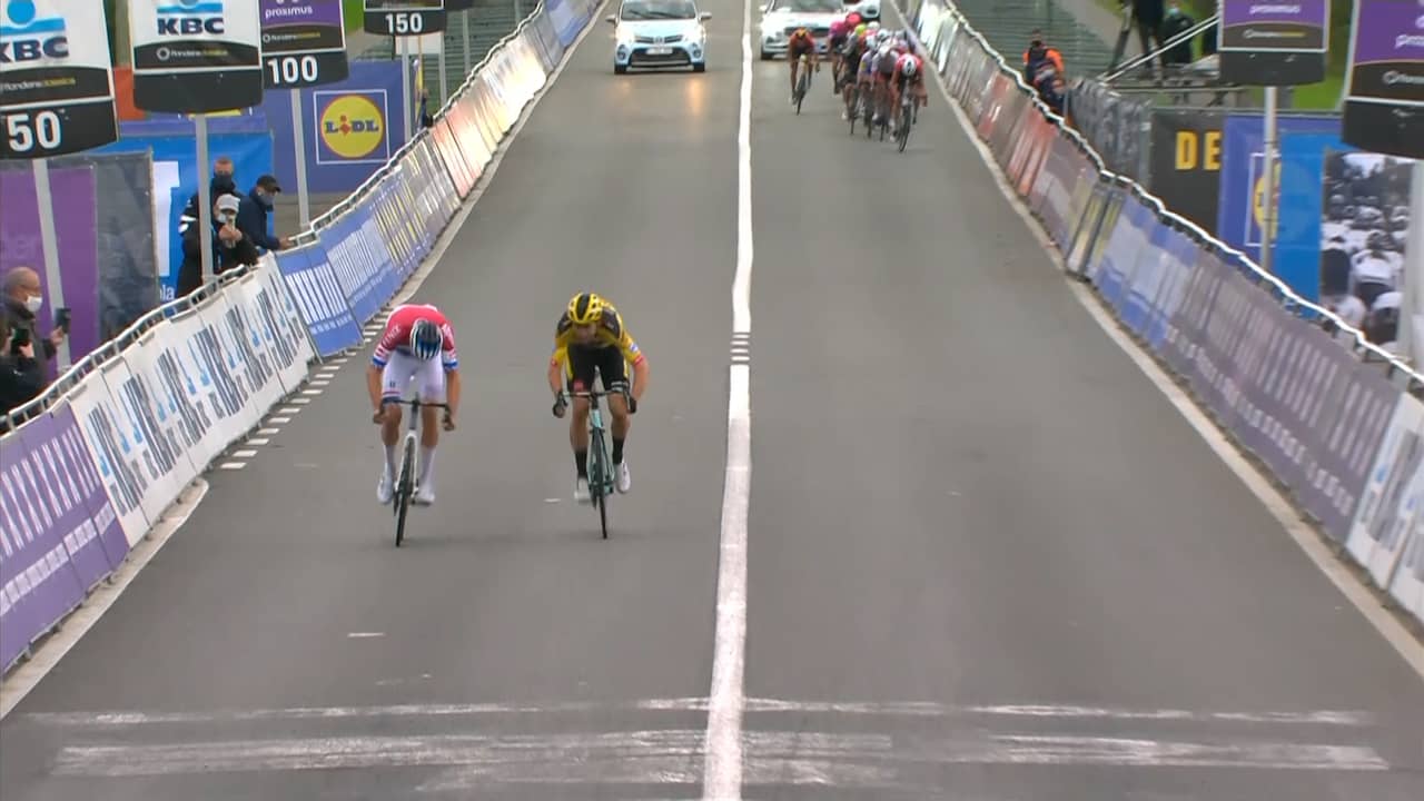 Beeld uit video: Van der Poel wint fraaie tweestrijd met Van Aert in Ronde van Vlaanderen