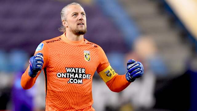 Remko Pasveer viert de 1-0 van Vitesse.