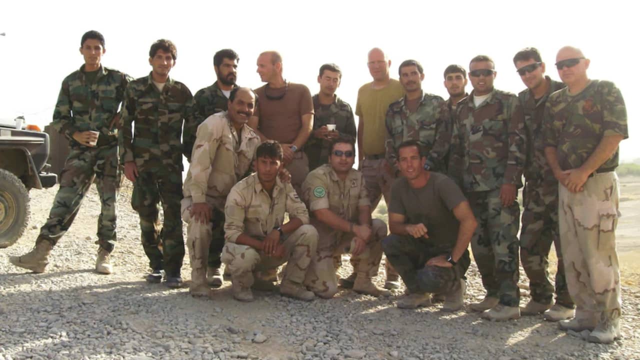 Tolken en Nederlandse militairen poseren in Uruzgan, Abdul Jabar tweede van links.