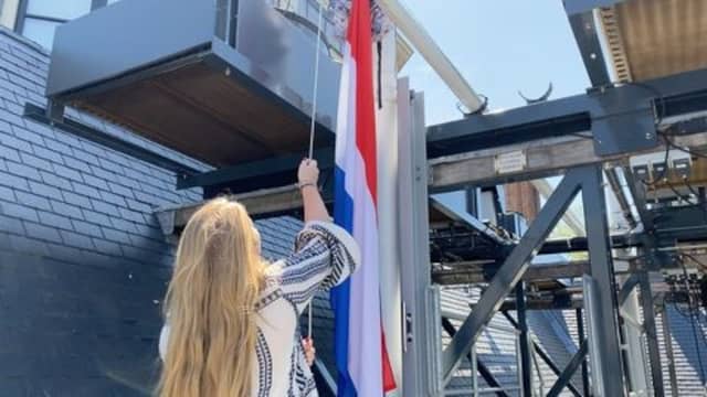 Beeld uit video: Prinses Amalia is geslaagd en hangt de vlag uit