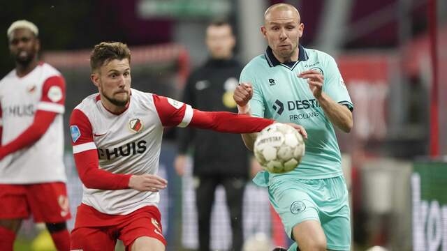Sven van Beek in actie tegen FC Utrecht.