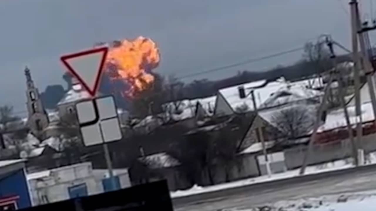 Beeld uit video: Ongeverifieerde beelden tonen crash Russisch vliegtuig
