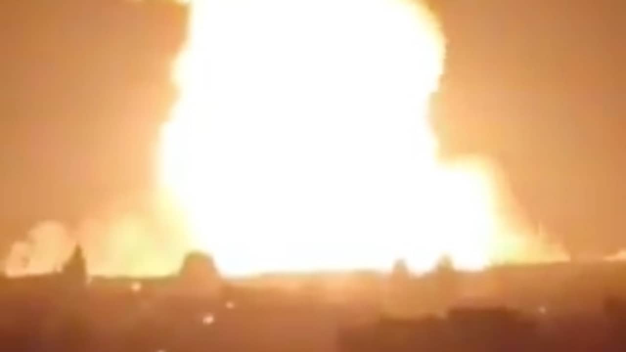 Beeld uit video: Vuurbal verlicht de hemel na explosie bij Syrische gasleiding