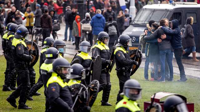 Om 15.00 uur is het geduld van de driehoek op. De politie krijgt de opdracht om het Museumplein, met daarop zo'n tweeduizend demonstranten, "leeg te vegen".