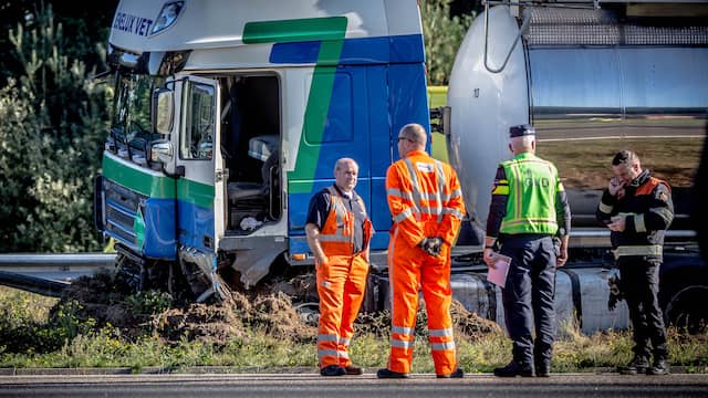 A67 richting Eindhoven dicht na ongelukken met vrachtwagens. A67 richting Eindhoven dicht na ongelukken met vrachtwagens.