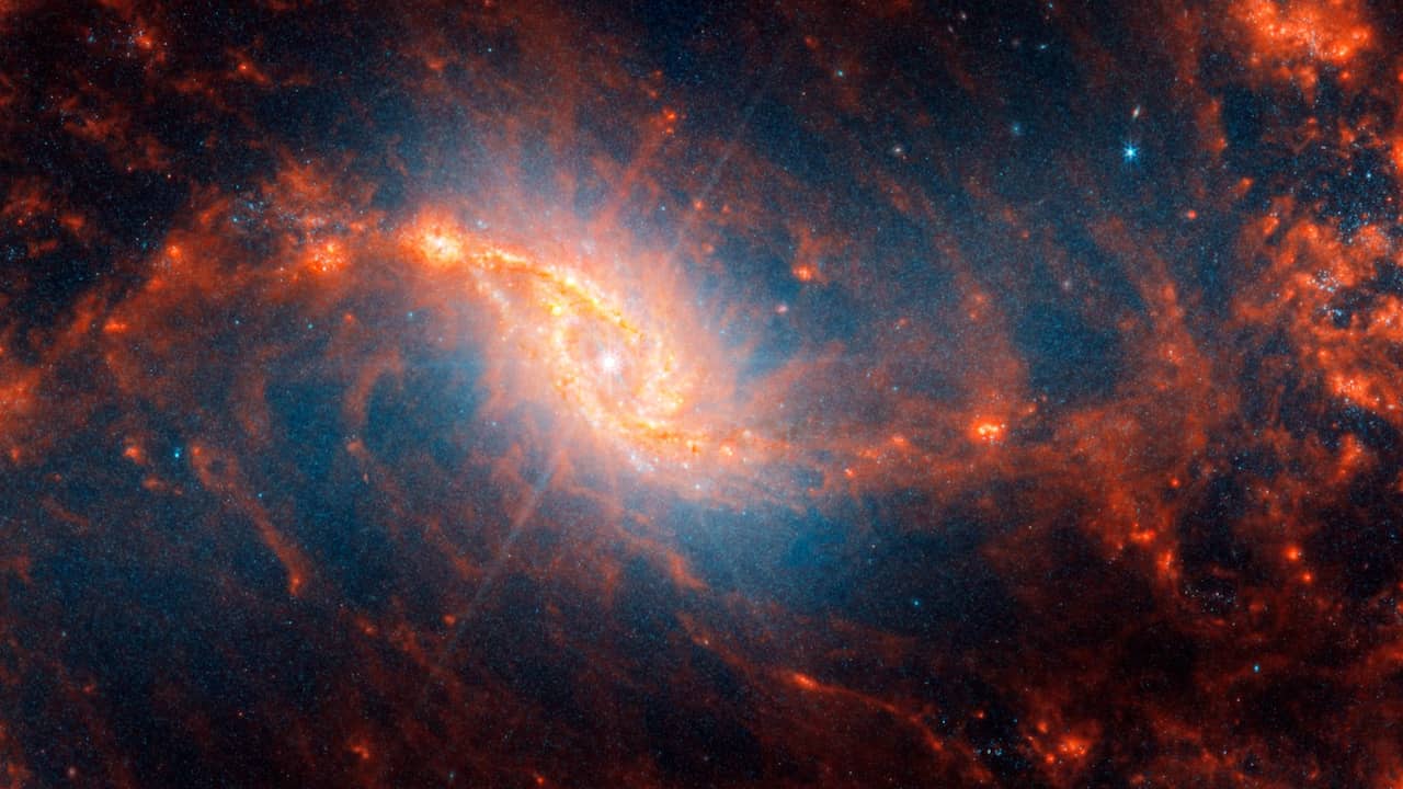 Beeld uit video: James Webb-telescoop maakt foto’s van spiraalstelsels en gekleurde sterren