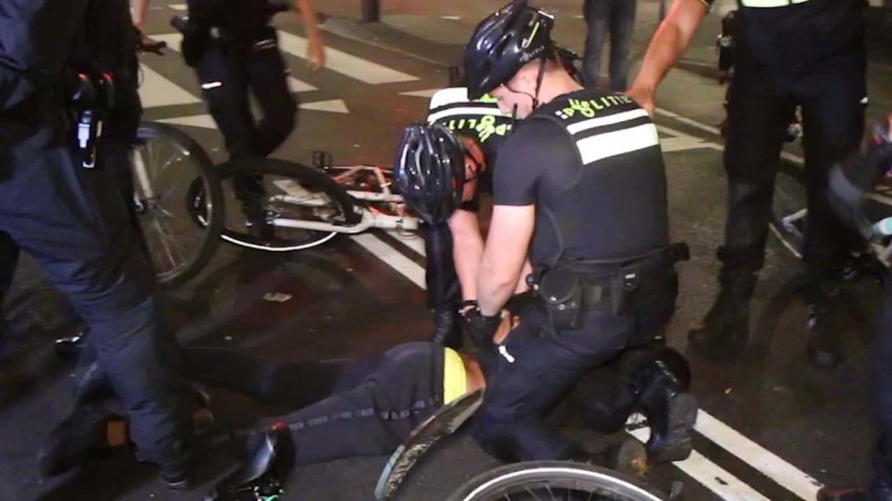 Beeld uit video: Arrestaties bij derde onrustige nacht op rij in Schilderswijk