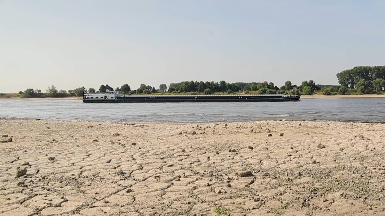 Beeld uit video: Rijnoever gescheurd door aanhoudende droogte