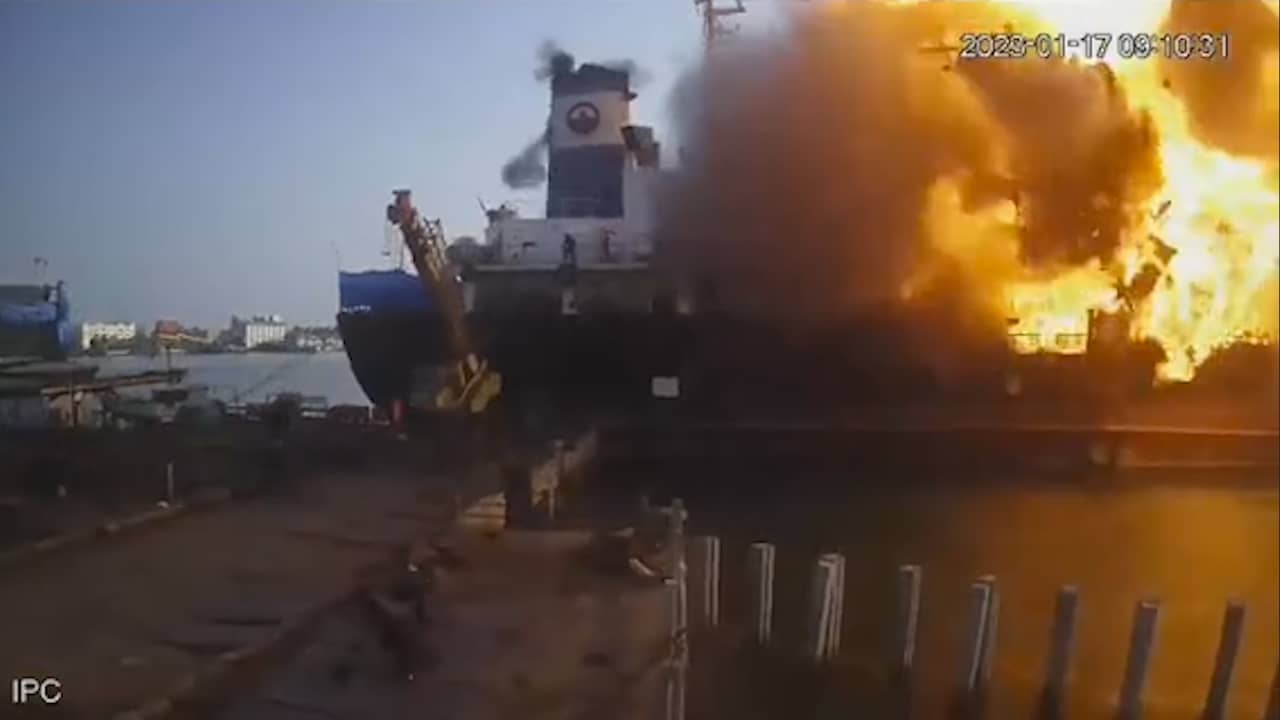Beeld uit video: Beveiligingscamera filmt grote explosie op olietanker in Thailand