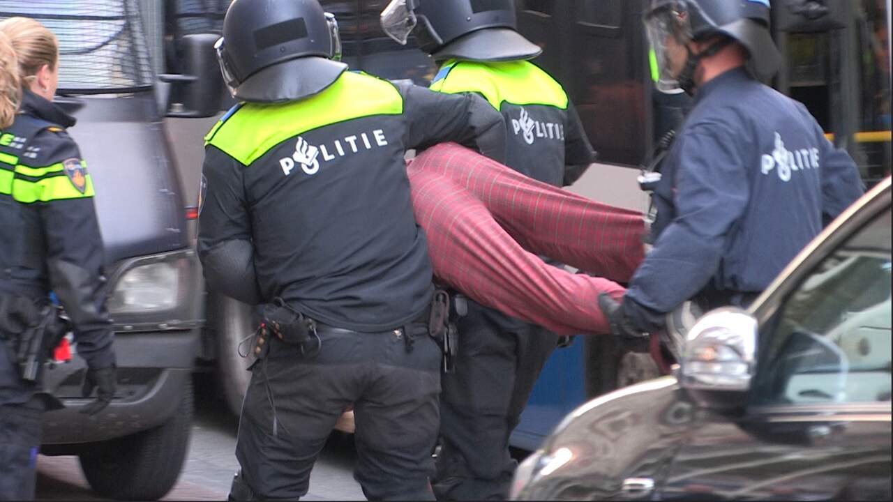 Beeld uit video: Politie ontruimt door studenten bezet P.C. Hoofthuis in Amsterdam