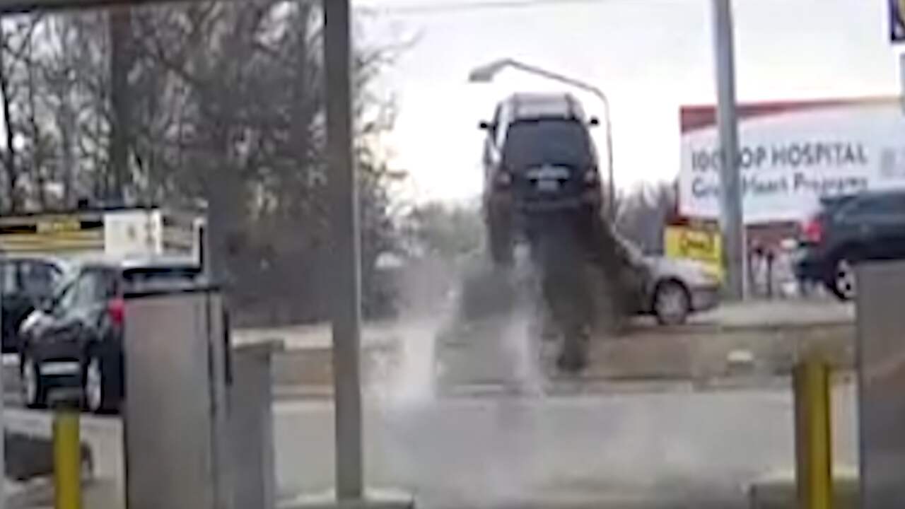 Beeld uit video: Op hol geslagen SUV maakt megasprong over auto in VS