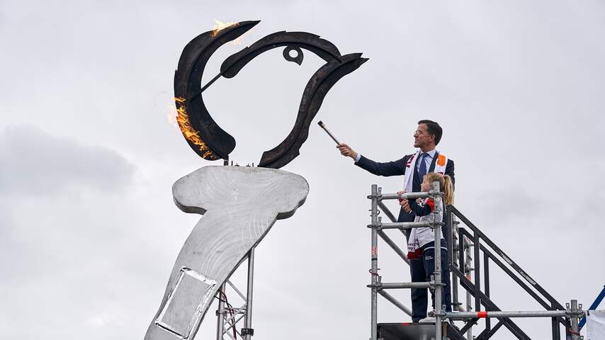 Rutte ontsteekt bevrijdingsvuur in Almere