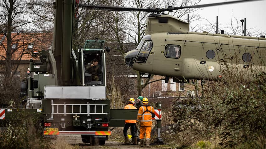Chinook-helikopters proberen met zakken steen dam in Maastricht te dichten