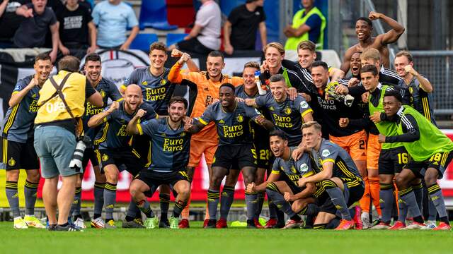 De Feyenoord-spelers vieren de overwinning op Willem II.