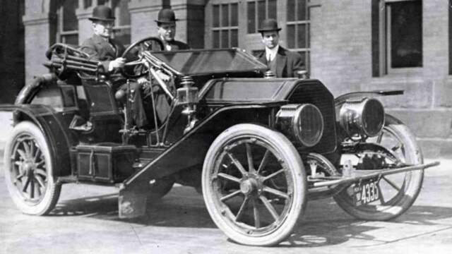 In 1910 introduceerde het Amerikaanse automerk Peerless een soort cruisecontrol.