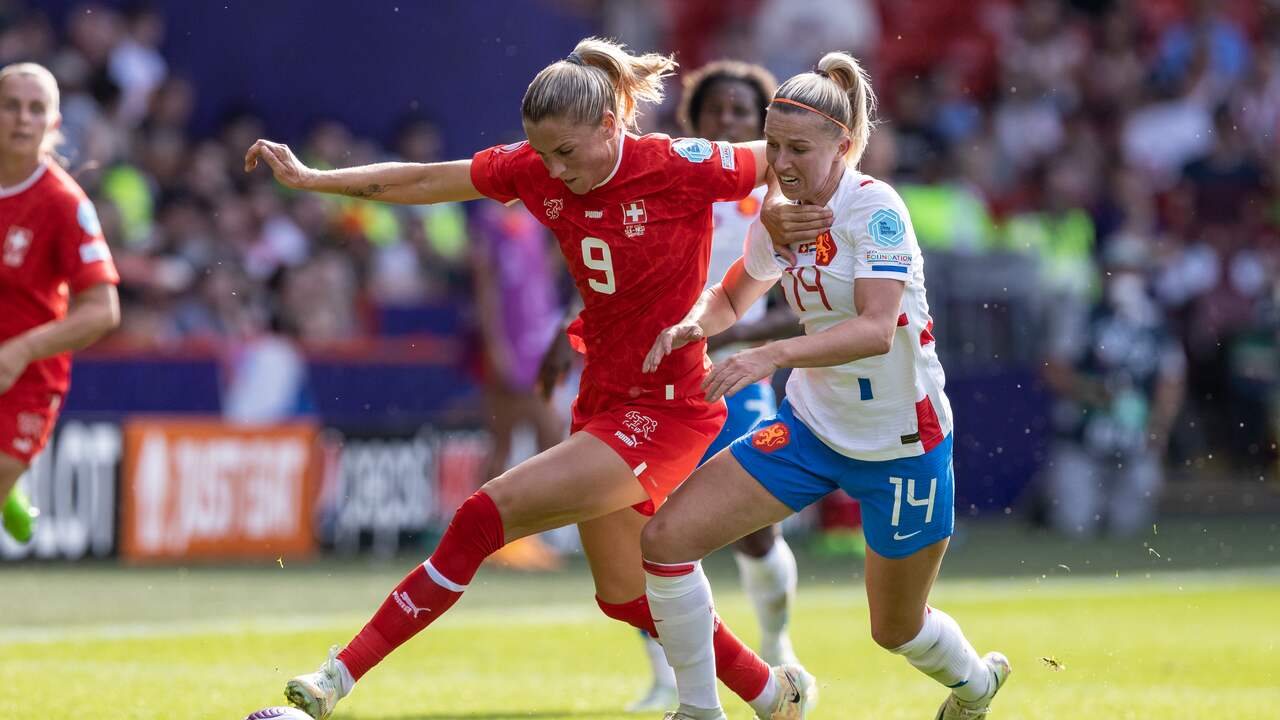 Ook de teruggekeerde Jackie Groenen moest vaak achter de bal lopen.