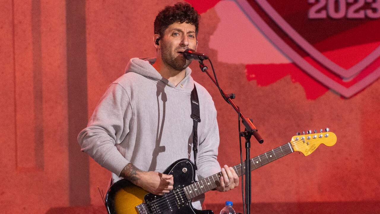 Fall Out Boy guitarist returns after mental health hiatus |  Backbite