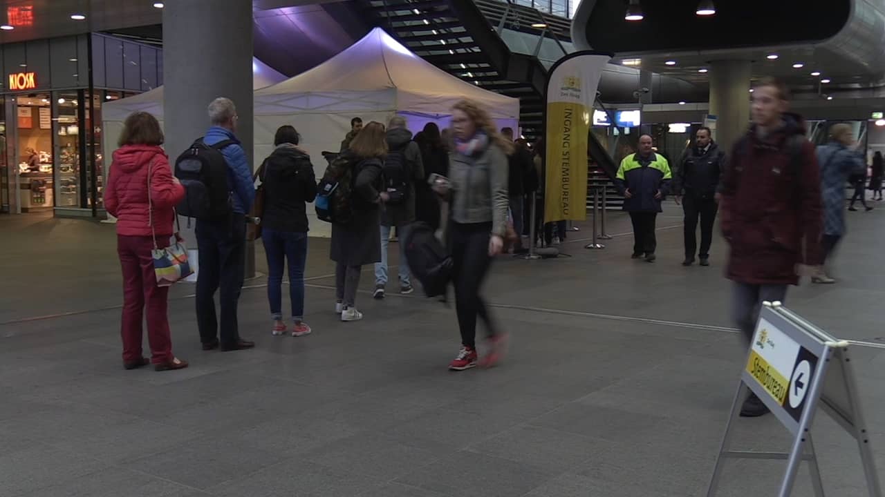 Beeld uit video: Rij bij stembureau op station Den Haag Centraal