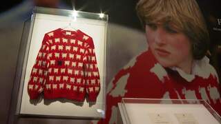 Deze iconische trui van prinses Diana wordt geveild