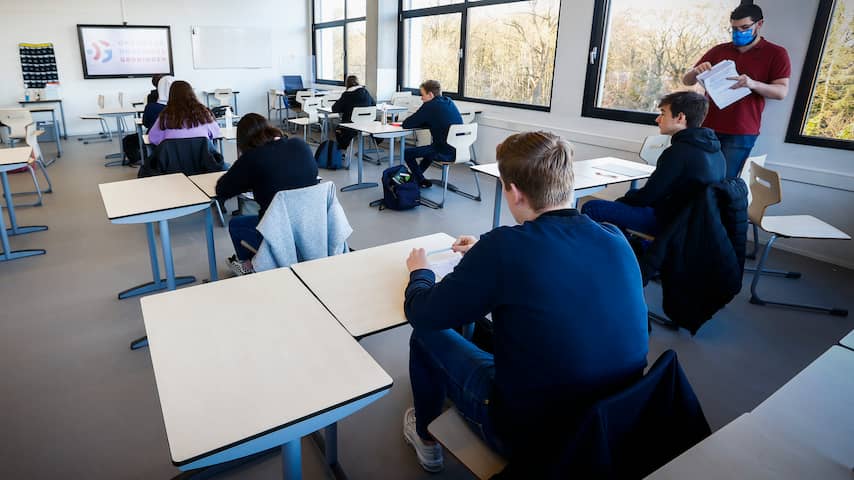 Middelbare Scholieren En Mbo'ers Weer Minstens Dag Per Week Naar School ...