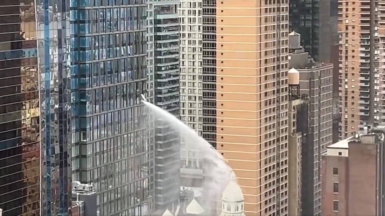 Beeld uit video: Verbaasde New Yorkers filmen hoe wolkenkrabber water spuwt