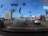 Dashcam filmt hoe kruisraket zonder ontploffen weg in Kyiv raakt