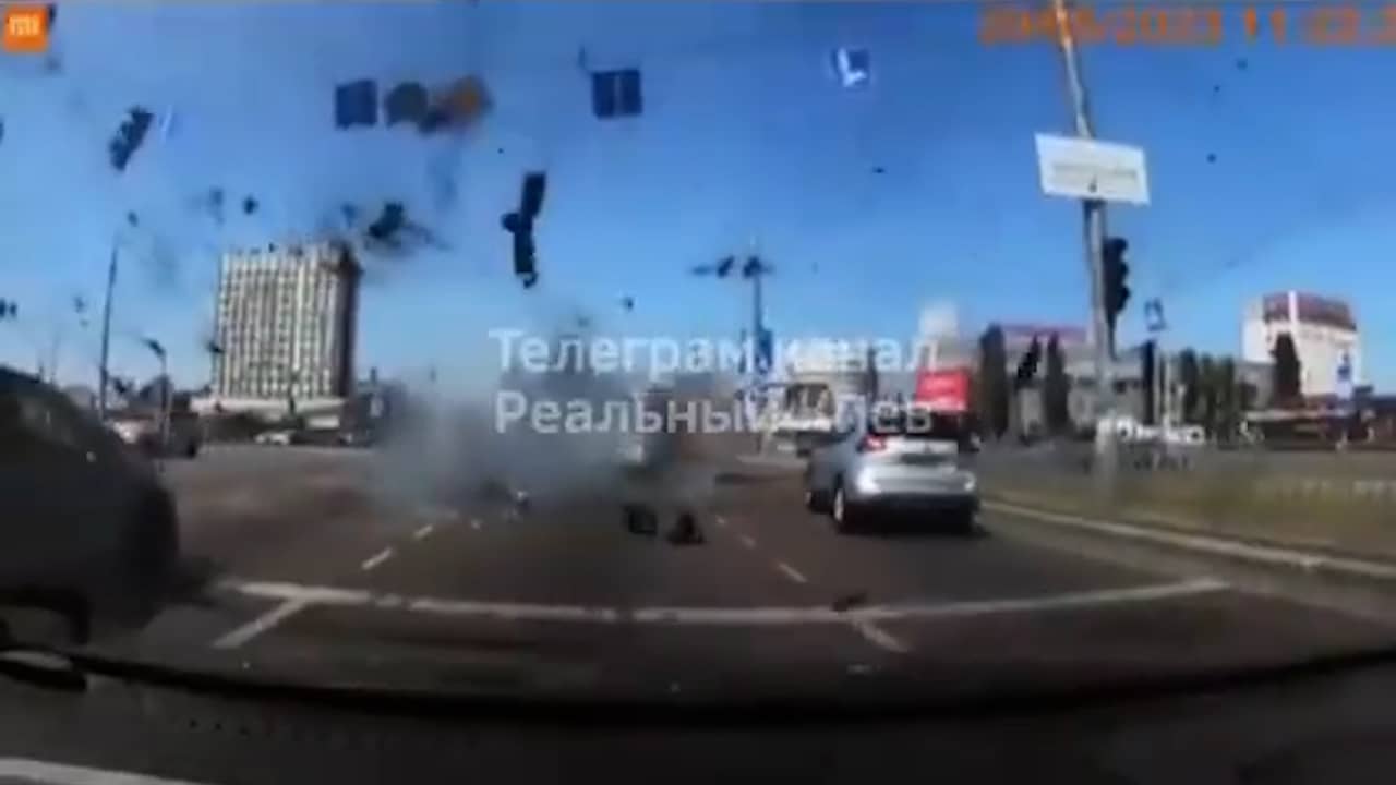 Beeld uit video: Dashcam filmt hoe kruisraket zonder ontploffen weg in Kyiv raakt