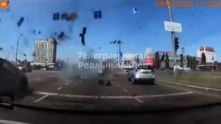 Dashcam filmt hoe kruisraket zonder ontploffen weg in Kyiv raakt