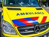 Wielrenner en busje botsen op kruising Ter Haarkade in Leiden