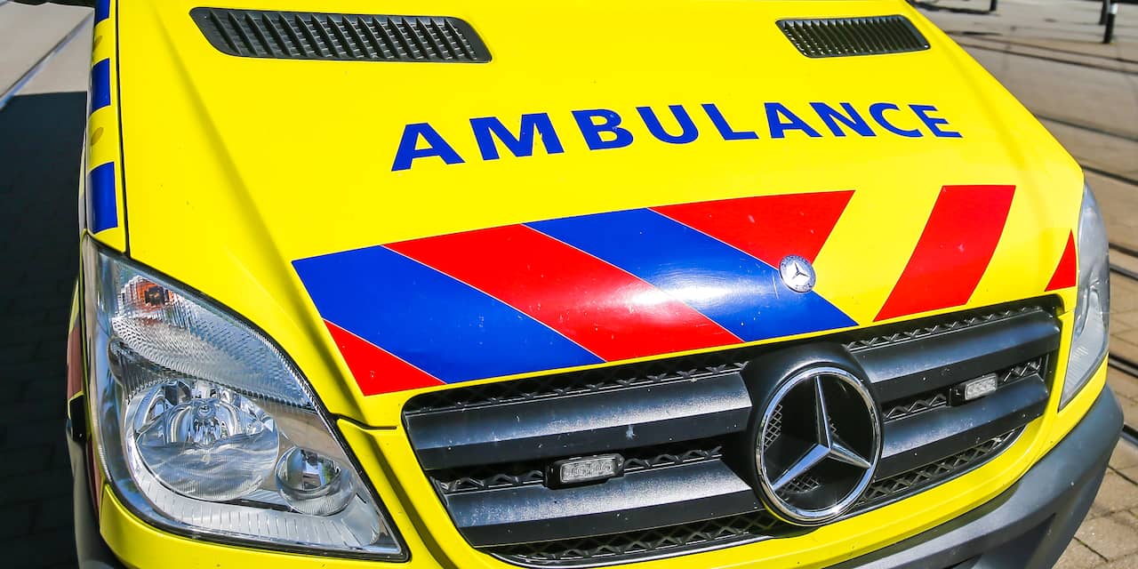 Auto in de sloot bij Oud-Vossemeer, gewonde naar het ziekenhuis