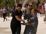 Prinses Amalia zet schildpad terug in zee bij Curaçao