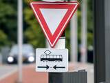 Beschonken automobilist rijdt zich na honderd meter vast op trambaan in Den Haag