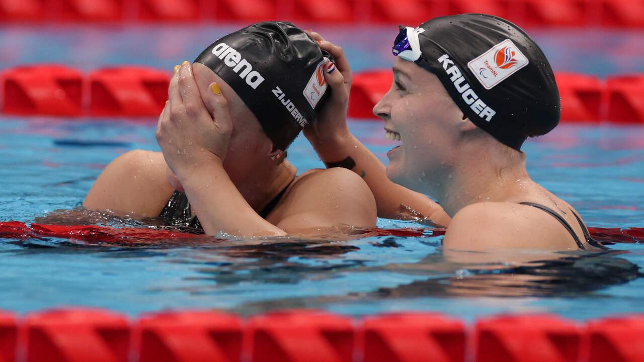 Lisa Kruger (rechts) feliciteert Chantalle Zijderveld met haar gouden medaille.