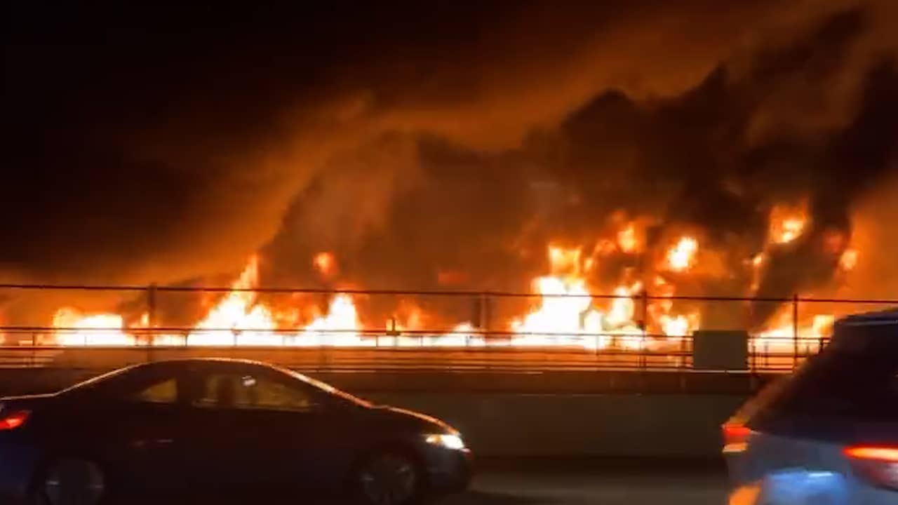 Beeld uit video: Vuurzee op snelweg in VS nadat tankwagen kantelt